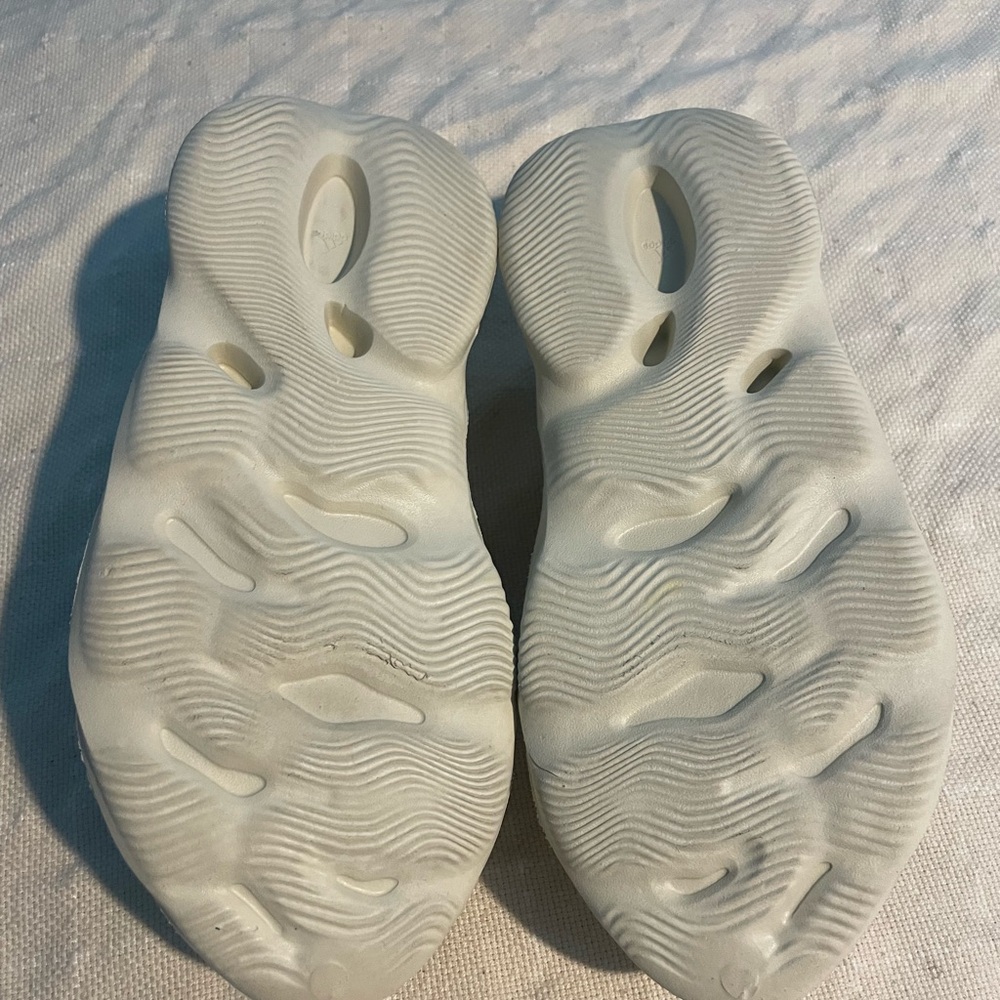 Yeezy Foam Runners Cream size 7 Worn In Great Condition - Picture 12 of 13